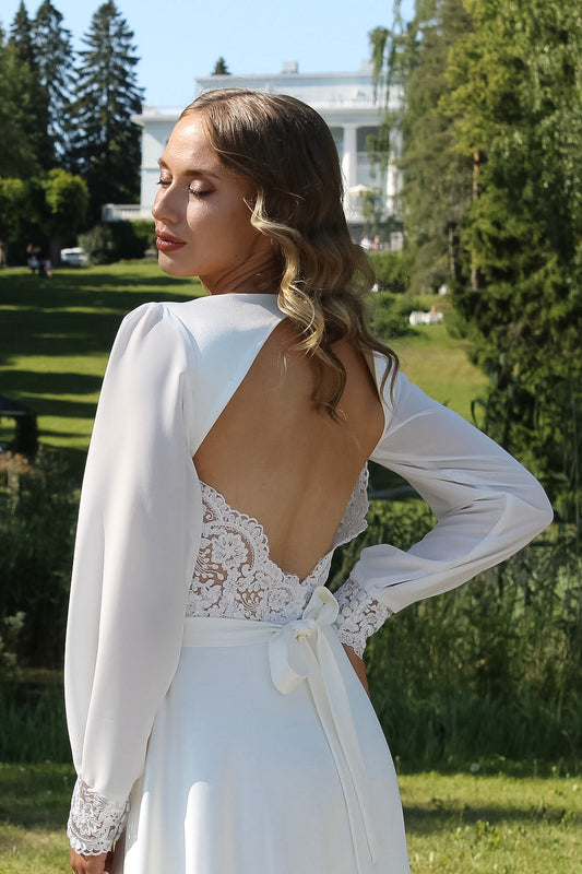 Pitkähihainen ja elegantti häämekko.